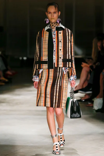 Look 19